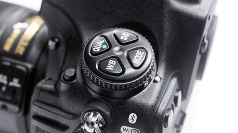 The knob and frequently used buttons are all in one thumb-friendly place. (Image: Alex Cranz/Gizmodo)